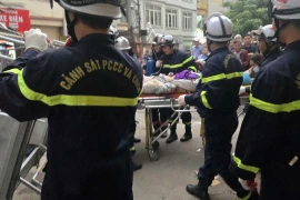 Lực lượng cứu nạn cứu hộ sơ cấp cứu cho nạn nhân, cố định nạn nhân bằng cáng cứng