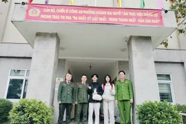 Nụ cười của du khách nước ngoài khi nhận lại tài sản đánh rơi