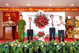 Lãnh đạo phường Phúc Lợi tặng hoa chúc mừng ngày hội