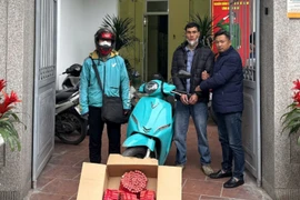 Tuần tra phát hiện "xe ôm công nghệ" chở hơn 7kg pháo nổ
