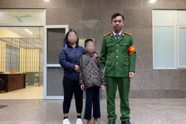 Công an phường Giảng Võ bàn giao cháu bé đi lạc về với gia đình