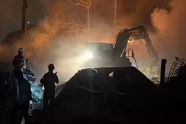 Gần 90 cán bộ chiến sĩ và rô - bốt khống chế vụ cháy bãi chứa dầu thải ở xã Đông Anh