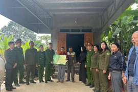 Công an phường Long Biên mang hơi ấm lên vùng cao