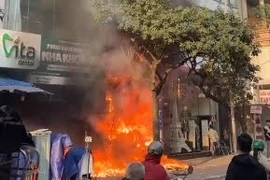 Đang chữa cháy căn nhà nhiều tầng trên phố Lê Lợi, phường Hà Đông