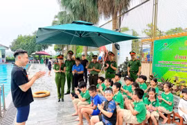 Trang bị kỹ năng sống còn cho trẻ em trước nguy cơ đuối nước mùa hè