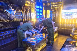 Kiểm tra xuyên đêm, phòng ngừa vi phạm tại các quán karaoke, nhà nghỉ, cầm đồ