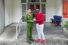 Du khách Nigeria mừng rỡ khi nhận lại tài sản, giấy tờ đánh rơi