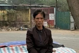 Lẻn vào nhà dân, trộm bóng đèn cây