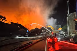 Huy động nhiều cán bộ, chiến sĩ dập tắt đám cháy tại cụm kho, xưởng trên đường Phạm Tu