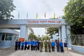Công an phường Phúc Lợi đồng hành cùng thanh niên tình nguyện “tiếp sức mùa thi”