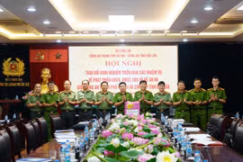 Các đại biểu của hai đơn vị chụp ảnh lưu niệm và tặng quà