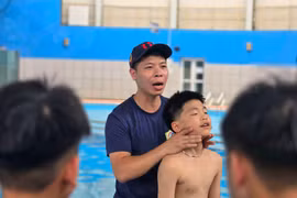 Xem cảnh sát PCCC và CNCH rèn kỹ năng sinh tồn cho học sinh trước mùa hè