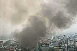 Cháy cơ sở kinh doanh trong ngõ nhỏ phố Bùi Xương Trạch