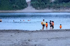 Ao hồ không rào chắn - “bẫy tử thần” rình rập trẻ em mỗi mùa nóng