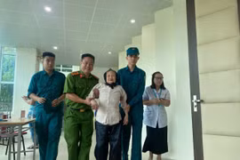 Cõng niềm hy vọng trở về cho những anh hùng liệt sĩ