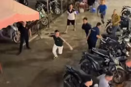 Mâu thuẫn khi uống rượu, hai nhóm đánh nhau tại quán ăn