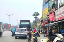 Đường Giải Phóng bị 'bóp nghẹt' vì ô tô dừng đỗ sai quy định