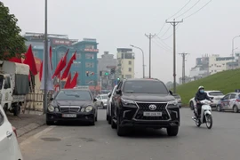 Người dân rất bức xúc và nhiều lần phản ánh tình trạng đỗ xe dàn hàng ngang, chiếm dụng lòng đường trước công trụ sở UBND phường Bồ Đề