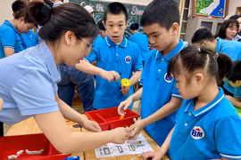 Các em học sinh tiểu học Bình Minh được tham gia nhiều hoạt động ý nghĩa như STEM, đọc sách, chơi trò chơi dân gian...