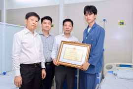 Bộ GD-ĐT tặng Bằng khen cho Nguyễn Lê Tú vì hành động dũng cảm lao vào đám cháy cứu người