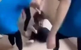 Nữ sinh bị đánh hội đồng trước sự chứng kiến, cổ vũ của nhóm học sinh trong trường