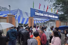 Phụ huynh xếp hàng xuyên đêm nộp hồ sơ: Trường phải hoàn lại phí ghi danh, dừng nhận hồ sơ trực tiếp