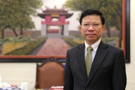 Trao tặng Huân chương Cành cọ Hàn lâm cho Hiệu trưởng trường Đại học Khoa học Xã hội và Nhân văn