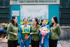 Hội Phụ nữ Thanh tra CATP Hà Nội thăm hỏi, động viên công nhân vệ sinh môi trường nhân dịp 8-3