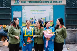 Hội Phụ nữ Thanh tra CATP Hà Nội thăm hỏi, động viên công nhân vệ sinh môi trường nhân dịp 8-3