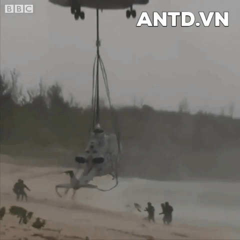 Chiếc UH-1Y gặp nạn đang được chiếc CH-53 cẩu về căn cứ