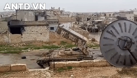 Pháo phản lực áp nhiệt TOS-1A đang khai hỏa tại Hama. Nguồn: truyền hình quân đội Syria