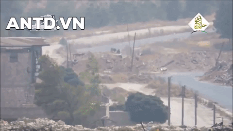 Dù được bọc giáp tốt nhưng xe tăng của quân đội Syria vẫn bị phá hủy do trúng tên lửa chống tăng của phiến quân