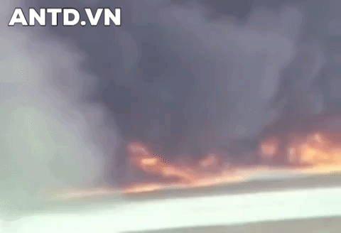 Chiếc máy bay nổ tung khi đang chứa một lượng lớn nhiên liệu Chiếc máy bay nổ tung khi đang chứa một lượng lớn nhiên liệu