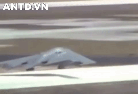 Chiếc máy bay B-2 đang lấy đà cất cánh Chiếc máy bay B-2 đang lấy đà cất cánh