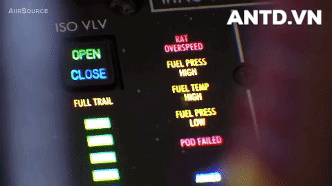 Máy bay KC-135 đang tiếp dầu cho máy bay ném bom chiến lược B-1B Lancer.