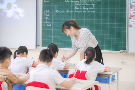 Sử dụng thống nhất một bộ sách giáo khoa trên toàn quốc có thể giúp giảm giá sách