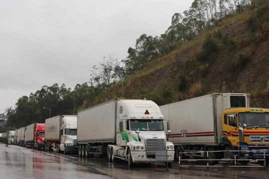 Hơn 1.300 phương tiện chở nông sản, thực phẩm ách tắc tại cửa khẩu, Hải quan hỏa tốc yêu cầu tháo gỡ