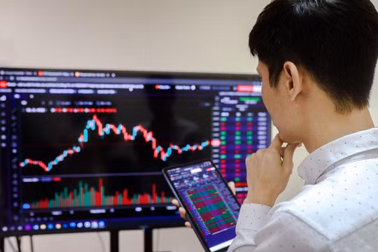 Chứng khoán gặp áp lực chốt lời, PNJ vẫn tăng trần phiên thứ ba liên tiếp