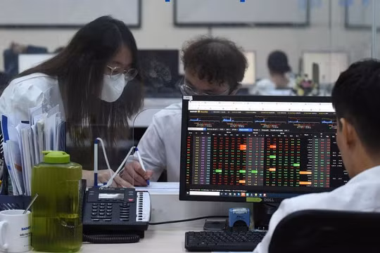 VN-Index quay đầu giảm mạnh, đánh mất sắc xanh cuối phiên