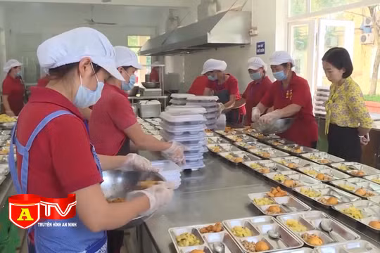 Sở GD-ĐT Hà Nội yêu cầu các trường học có bếp ăn bán trú báo cáo gấp trong chiều 2/4 