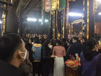 Giới trẻ Hà thành đến chùa Hà cầu duyên đầu năm mới