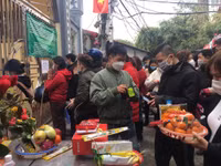 Hàng nghìn người đổ về Phủ Tây Hồ, chùa Hà lễ đầu năm 