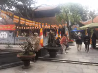 Hàng nghìn người đổ về Phủ Tây Hồ, chùa Hà lễ đầu năm 