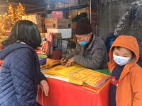 Hàng nghìn người đổ về Phủ Tây Hồ, chùa Hà lễ đầu năm 
