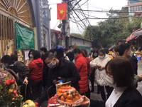 Hàng nghìn người đổ về Phủ Tây Hồ, chùa Hà lễ đầu năm 