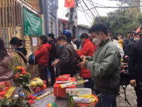 Hàng nghìn người đổ về Phủ Tây Hồ, chùa Hà lễ đầu năm 