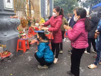 Hàng nghìn người đổ về Phủ Tây Hồ, chùa Hà lễ đầu năm 