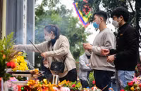 Hàng nghìn người đổ về Phủ Tây Hồ, chùa Hà lễ đầu năm 