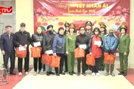 “Tết sẻ chia – Xuân ấm lòng dân” từ Công an phường Khương Đình