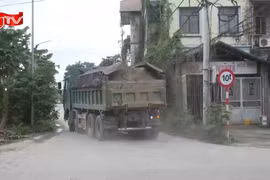 CSGT tăng cường xử lý xe chở vật liệu xây dựng vi phạm trên quốc lộ 3